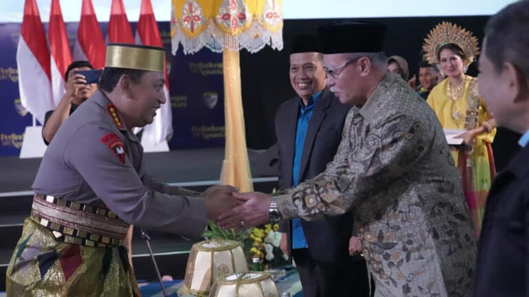 Listyo Sigit Prabowo Dianugrahi Gelar Raja oleh Dewan Adat dan Kerajaan di Sulawesi Selatan