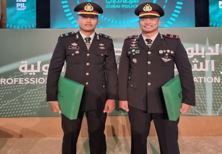 Kapolri Berikan Pin Emas Pada Dua Anggota Berprestasi Saat Pendidikan di UEA