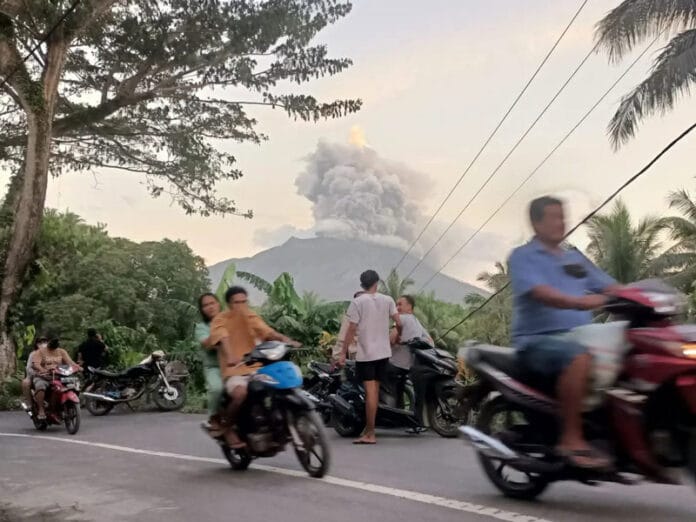 abu vulkanik keluar saat warga mengungsi