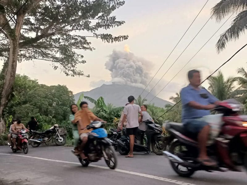 abu vulkanik keluar saat warga mengungsi